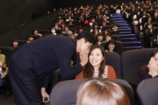 東出昌大、耳元で話す“神対応”に観客歓喜！ 『デスノートLNW』 画像