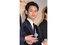 妻夫木聡、カエル男の覆面で前見えずお尻を強打！ スタッフに笑われ「殺意覚えた」 画像