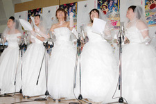 椿鬼奴、はるな愛ら独女5人が華麗な花嫁姿で『クレヨンしんちゃん』アフレコに参加 画像