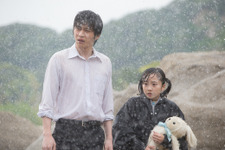 田中圭、ずぶ濡れで美しい肉体を披露!? 本田望結主演「探偵少女アリサの事件簿」 画像