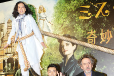 来日したティム・バートン、米進出目指すピース綾部に興味？又吉先生は宙を舞う！ 画像