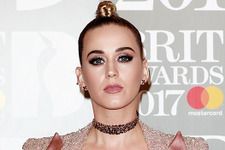 ケイティ・ペリー、“55カラット”ダイヤのネックレスで登場！ 画像