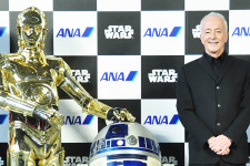 『スター・ウォーズ』C-3PO役の“伝説”アンソニー・ダニエルズが来日！ 特別機にご満悦 画像