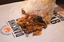 スパイシーなエビやカニがテーブルに満載！ 衝撃的体験の手づかみ料理３選 画像