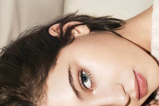 ジュード・ロウの愛娘、再び「バーバリー」メイクアップコレクションの顔に 画像