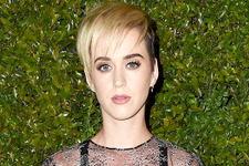 ケイティ・ペリー、英爆破テロ事件被害者に向けパフォーマンス 画像