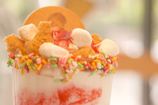 スヌーピーと仲間たちが限定メニューに 「スヌーピーミュージアム」開館1周年記念プレート＆スイーツ 画像