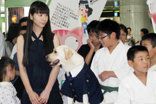 夏帆　新宿駅で非行防止キャンペーン　共演犬は大あくびのご愛嬌 画像