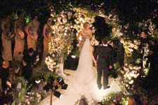 プロアイスホッケー選手と挙式のヒラリー・ダフ、式の詳細が明らかに 画像