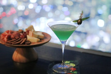 気分はセレブ！ 東京湾の夜景と共に味わう”日本一”の絶品カクテル 画像