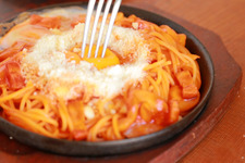 濃厚ケチャップに生卵!? やみつき注意の”2コ玉ナポリタン” 画像