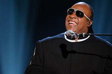 スティーヴィー・ワンダー、結婚式で愛を歌う 画像