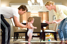 オムツに風呂…キャサリン＆ジョシュの子育て奮闘記『かぞくはじめました』予告編到着 画像