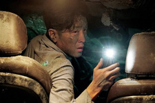 トンネル　闇に鎖された男