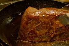 こだわりパンが食べ放題！ ベーカリー併設の人気バルで絶品肉料理に舌鼓 画像