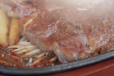 １ポンドもペロリといけちゃう!?  ウマすぎる”Tボーンステーキ” 画像