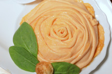 オムライスの概念が変わる!? メルヘンな空間でいただく”バラの花びら”オムライス 画像