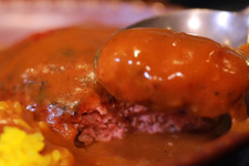 愛されて30年以上！スパイスが香る”グツグツ”壺焼きカレー 画像