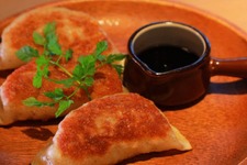 N.Y.スタイルで楽しむ！ ギョウザ×ワインの新感覚マリアージュ 画像