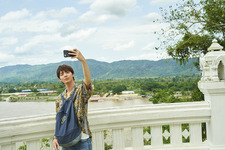高杉真宙、「いろんな顔があって飽きない街」初めての“タイ旅”メイキングカット 画像
