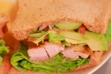 ヘルシーでガッツリ！ ランチに食べたいボリューム満点サンド 画像