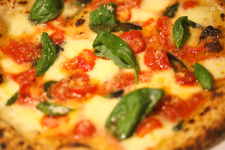 ソムリエ常駐の店！ 本格窯焼きピザと薫り高い炭火焼に舌鼓 画像