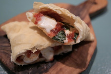 サクとろ食感にトリコ！ 新食感の“揚げピザ”を堪能 画像