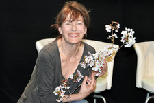ジェーン・バーキンが復興支援のため仏より緊急来日　桜を手に日本にエール！ 画像