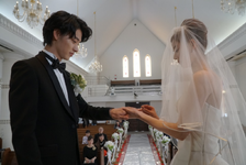 山崎賢人、タキシード姿披露で“トドメさされた”女子続出！ 結婚式シーン先行公開「トドメの接吻」 画像