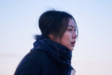 夜の浜辺でひとり