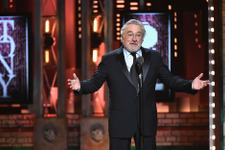 ロバート・デ・ニーロ、トニー賞受賞式でトランプ大統領にFワードで吠える 画像