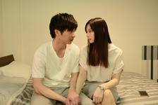 田中圭、北川景子の手を握りベッドで見つめ合う…『スマホを落としただけなのに』場面写真公開 画像