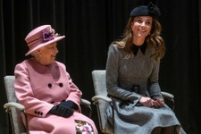 キャサリン妃、王室入り後初めてエリザベス女王と“2人きり公務” 画像