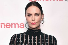 ブラピと交際報道のシャーリーズ・セロン、「10年間シングル」発言 画像