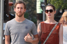 アン・ハサウェイ、デート中にダイヤの指輪を目撃され婚約発覚 画像