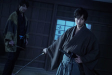 松坂桃李、キレキレ殺陣の裏で「片方脱げた～」『居眠り磐音』メイキング映像 画像