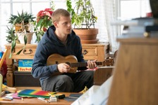 ルーカス・ヘッジズが即興ソング披露！『ベン・イズ・バック』本編映像 画像