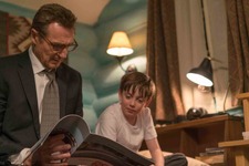 復讐の鬼リーアムが寝る前の読み聞かせ!?『スノー・ロワイヤル』ほのぼのシーン入手 画像