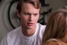 “ジョナサン”アンセル・エルゴート、初体験にドギマギ…ラブシーン解禁 画像