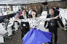 三吉彩花、事務机の上で歌い踊る！『ダンスウィズミー』本編映像解禁 画像