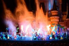 【ディズニー】シンデレラ城前が水と炎で大盛り上がり！「ドナルドのホット・ジャングル・サマー」スタート！ 画像