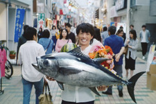 高橋一生、水かぶっても笑顔全開！ 新CMスタート 画像