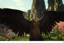 『マレフィセント2』アンジェリーナ・ジョリーの飛翔メイキング公開 画像