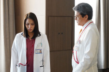 広瀬アリス“小机”の悩みに励ましの声、椎名桔平“黒岩”の夕食にツッコミも…「トップナイフ」8話 画像