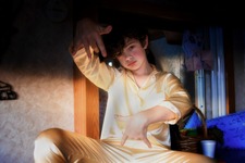 ノア・ジュプ、顔面ケーキ姿から女装まで七変化『ハニーボーイ』劇中写真 画像