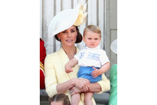 キャサリン妃、ルイ王子は「何でも抱っこしたがる」ジョージ王子＆シャーロット王女の近況も明かす 画像