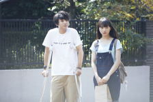 伊藤健太郎、清原果耶の“憧れの隣人”に『宇宙でいちばんあかるい屋根』場面写真 画像