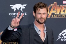 クリス・ヘムズワースの“水中”瞑想動画に6歳の息子が登場 画像