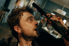 目覚めたら両手が拳銃に!? ダニエル・ラドクリフ主演『ガンズ・アキンボ』本編映像 画像