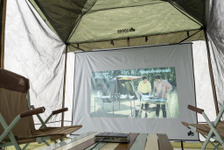 テントが映画館に！ LOGOSがポータブルスクリーンを新発売 画像